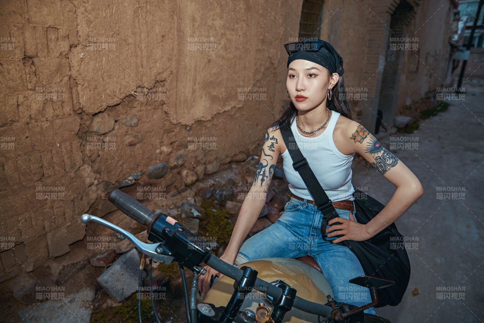 騎在復古摩托車上的時尚亞洲少女