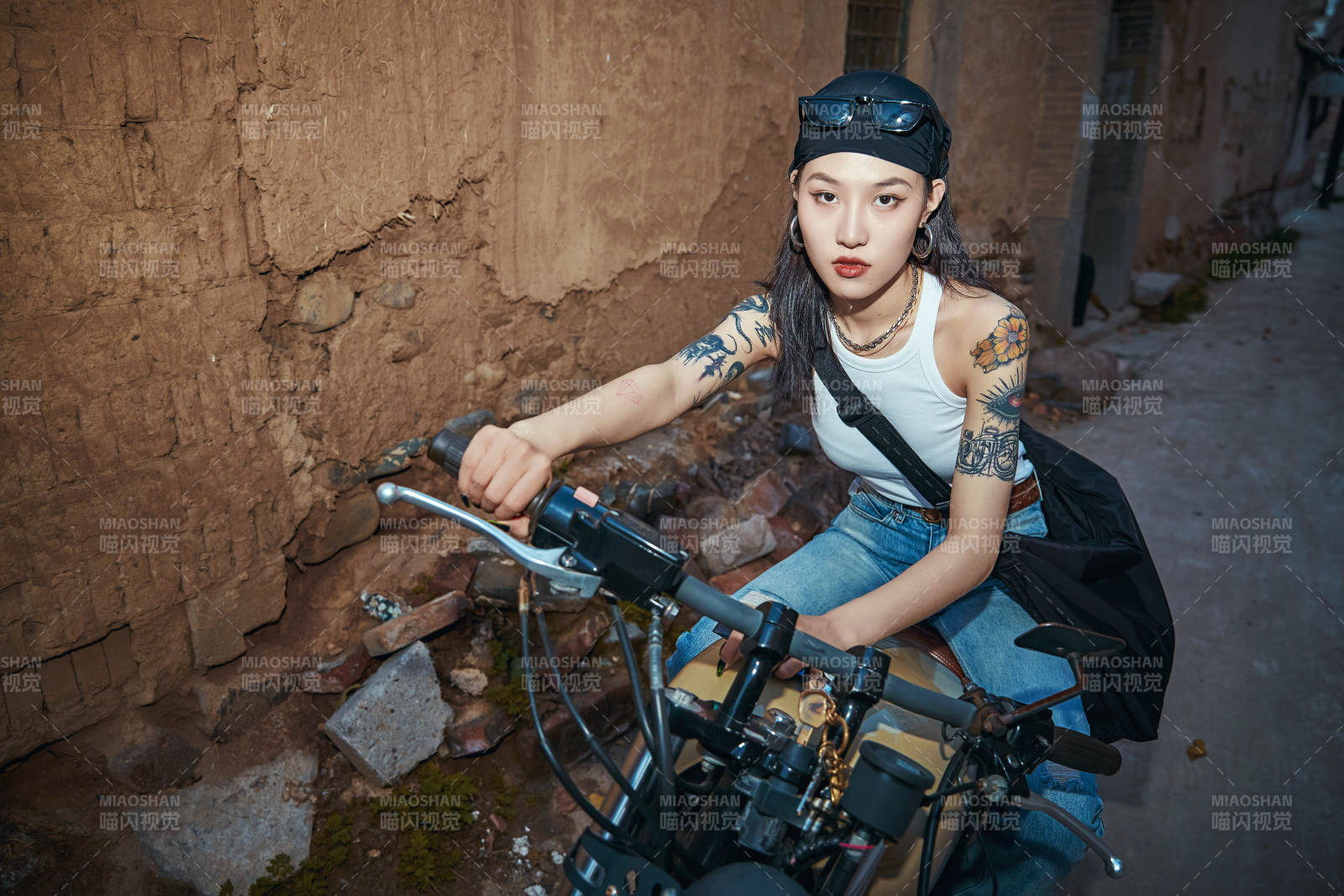 騎在復(fù)古摩托車上的時(shí)尚亞洲少女