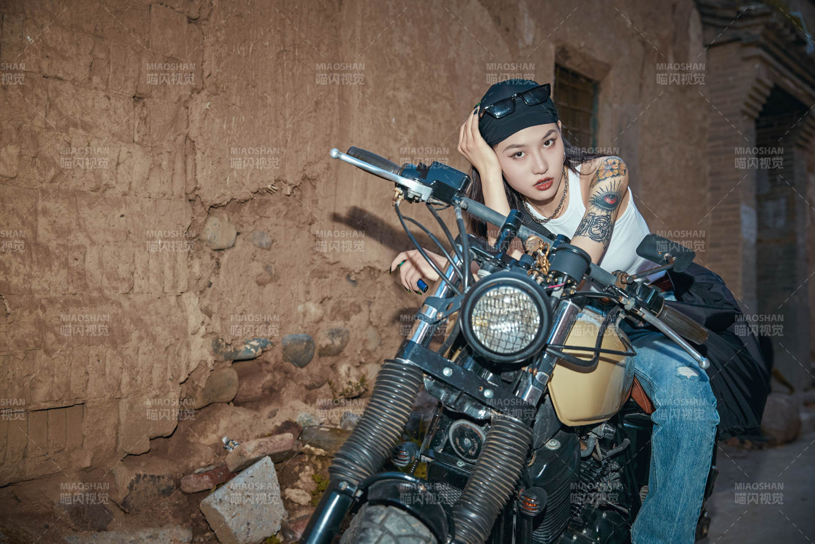 骑在复古摩托车上的时尚亚洲少女