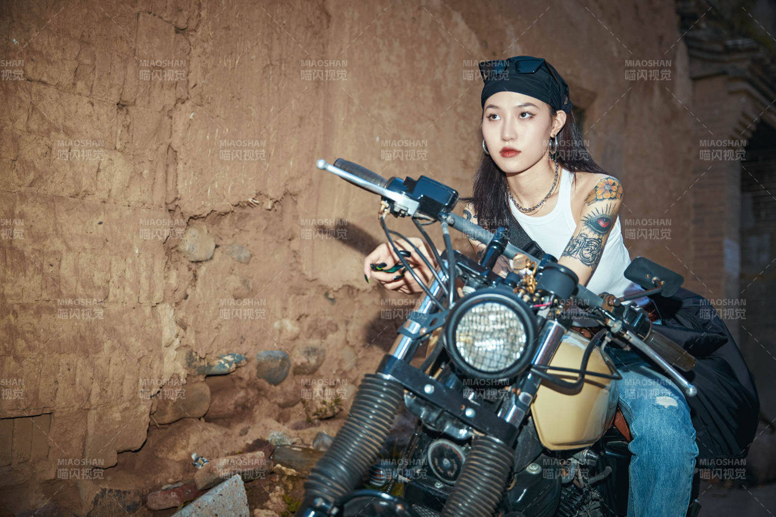 騎在復古摩托車上的時尚亞洲少女