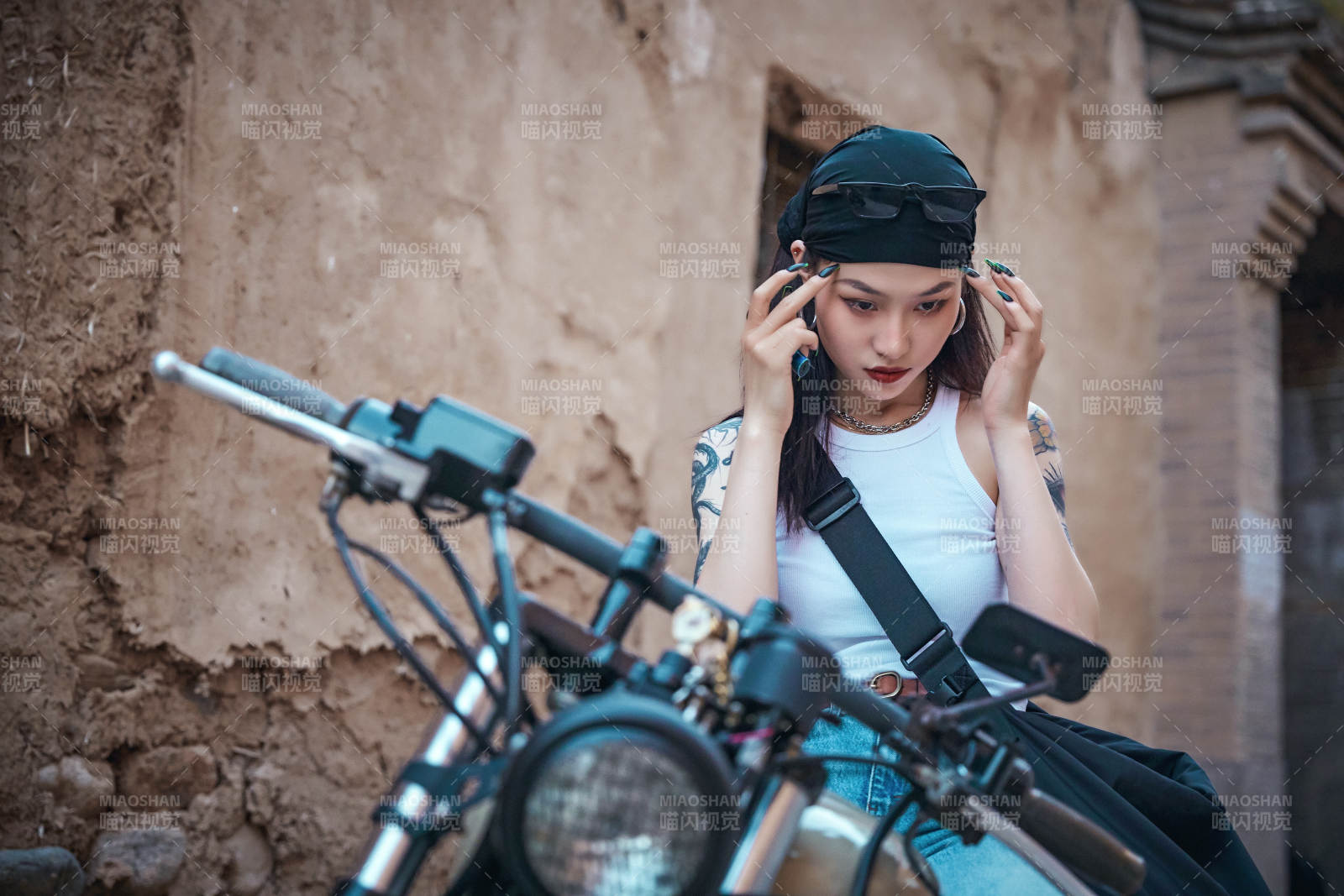 騎在復古摩托車上的時尚亞洲少女