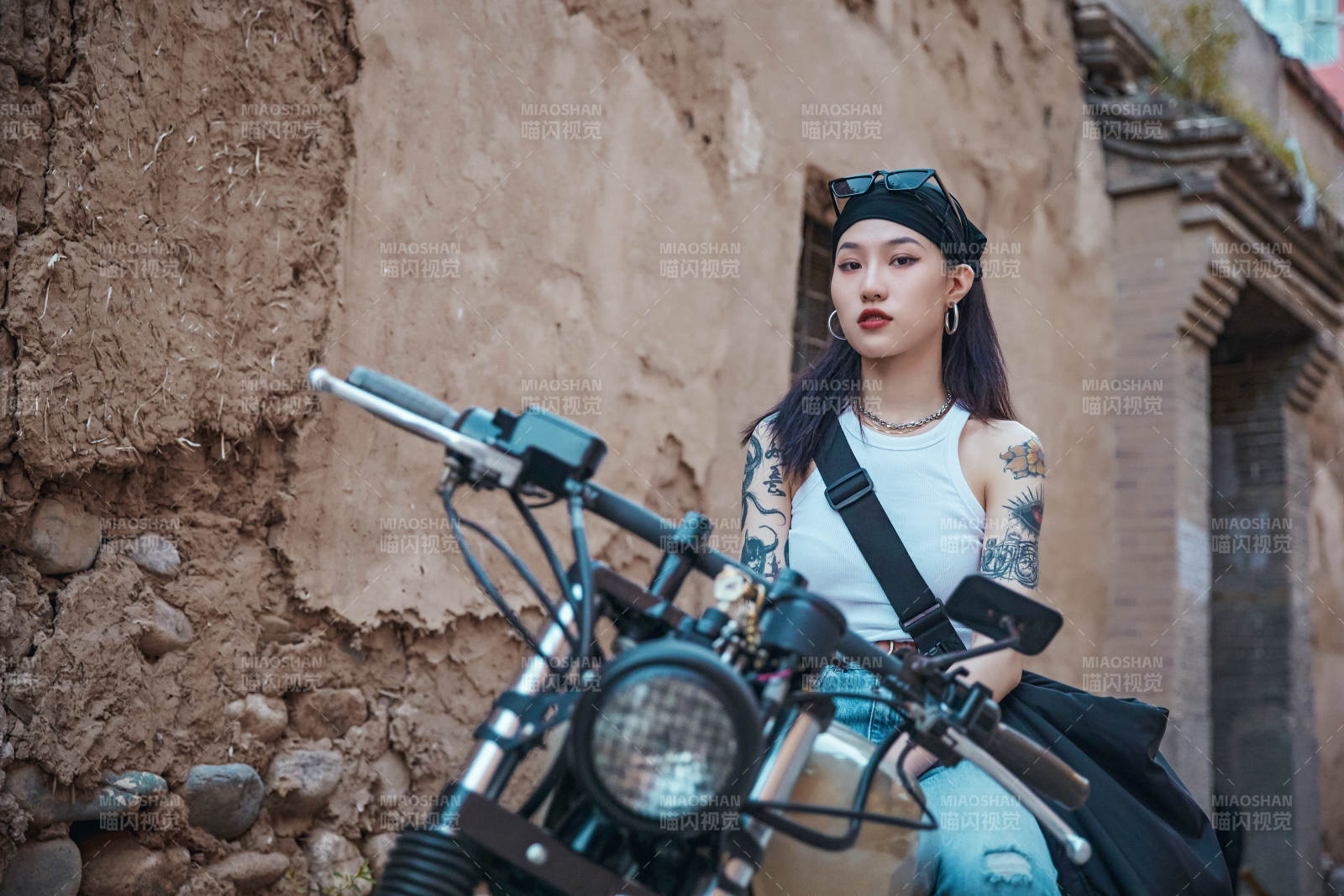 騎在復(fù)古摩托車上的時尚亞洲少女