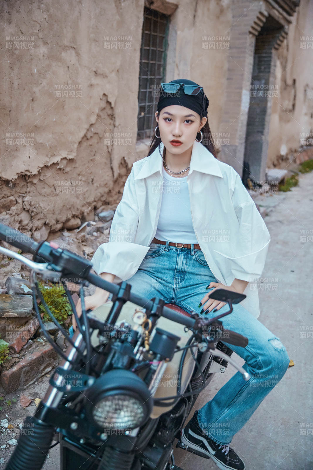 騎在復古摩托車上的時尚亞洲少女