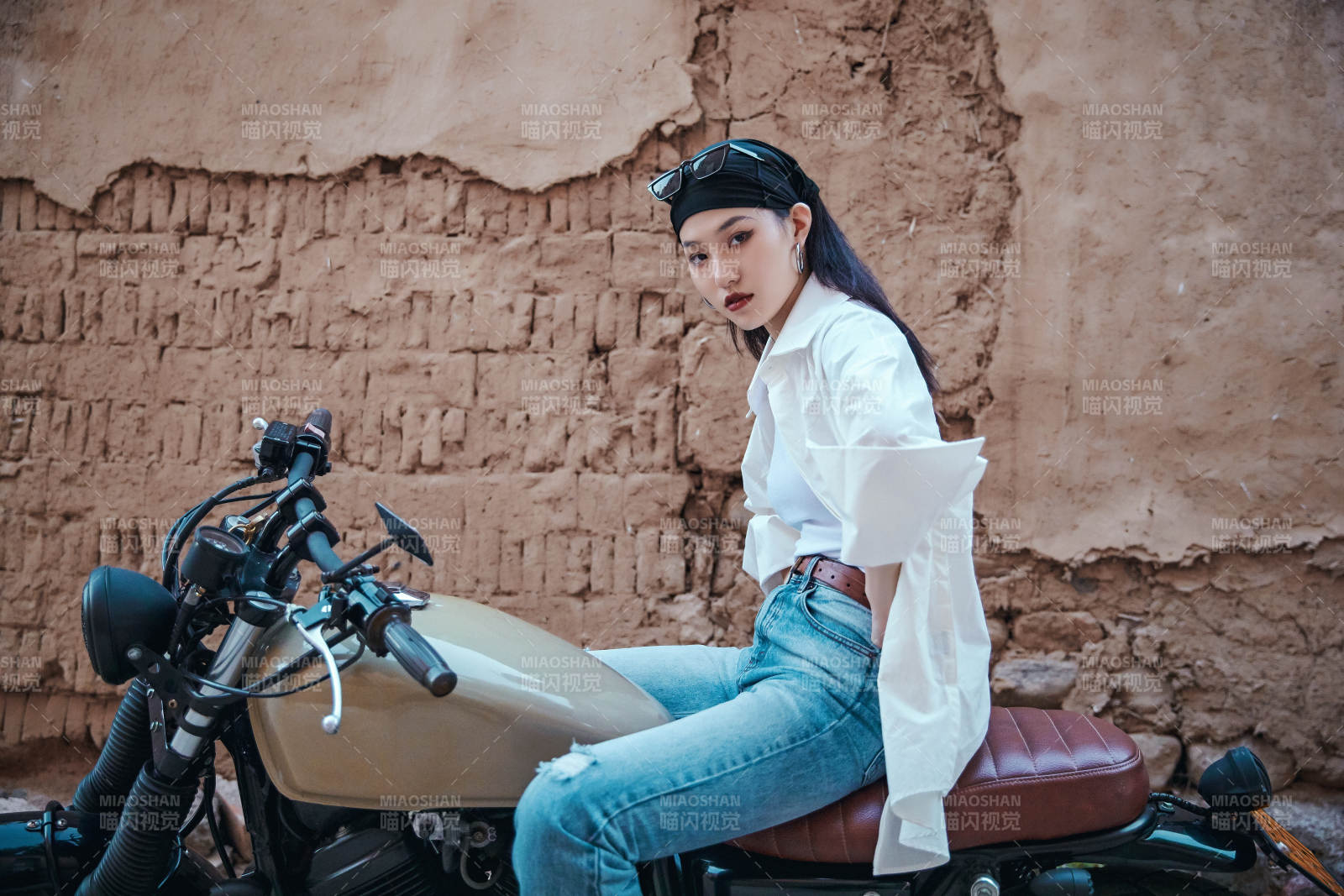 騎在復古摩托車上的時尚亞洲少女