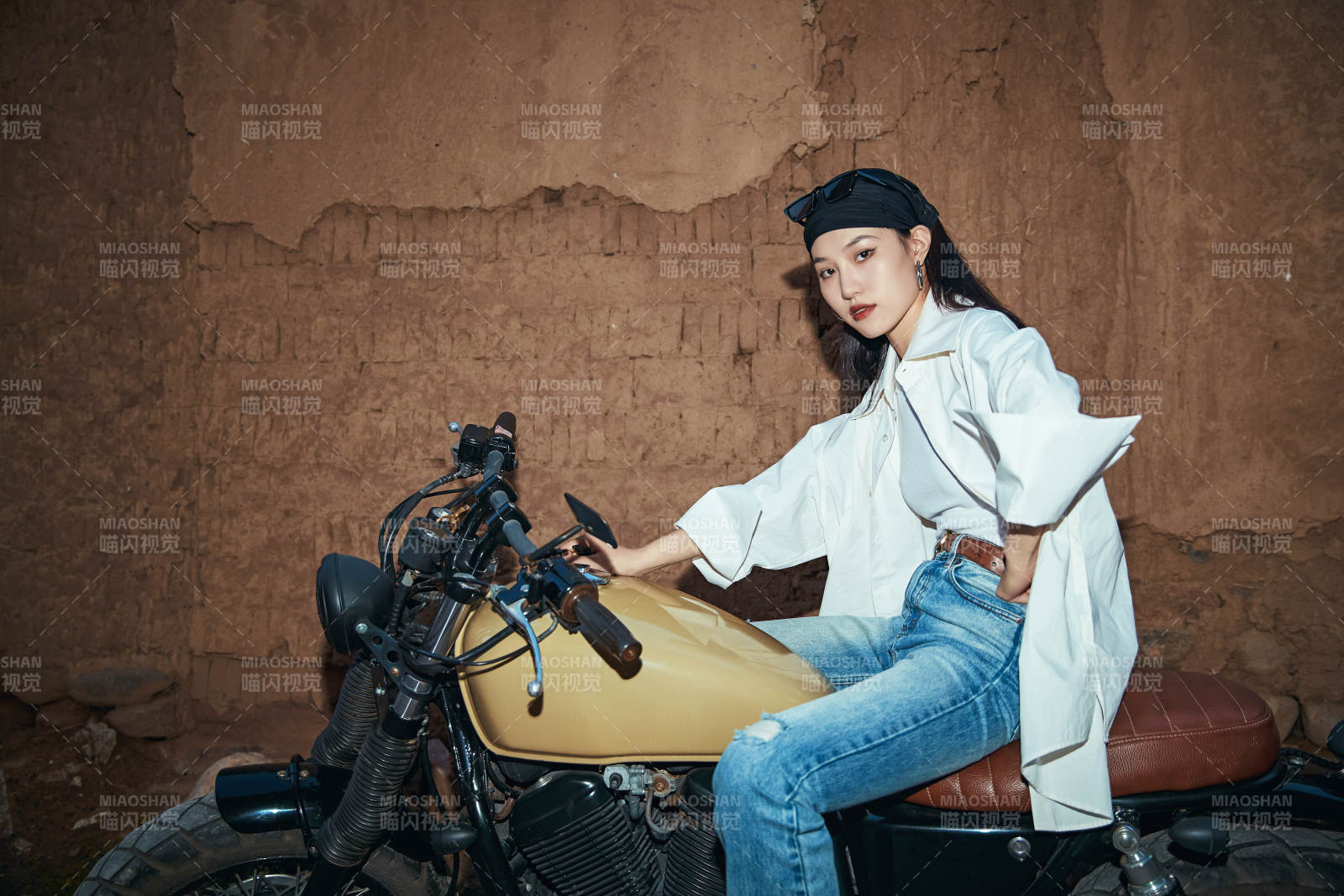 騎在復古摩托車上的時尚亞洲少女