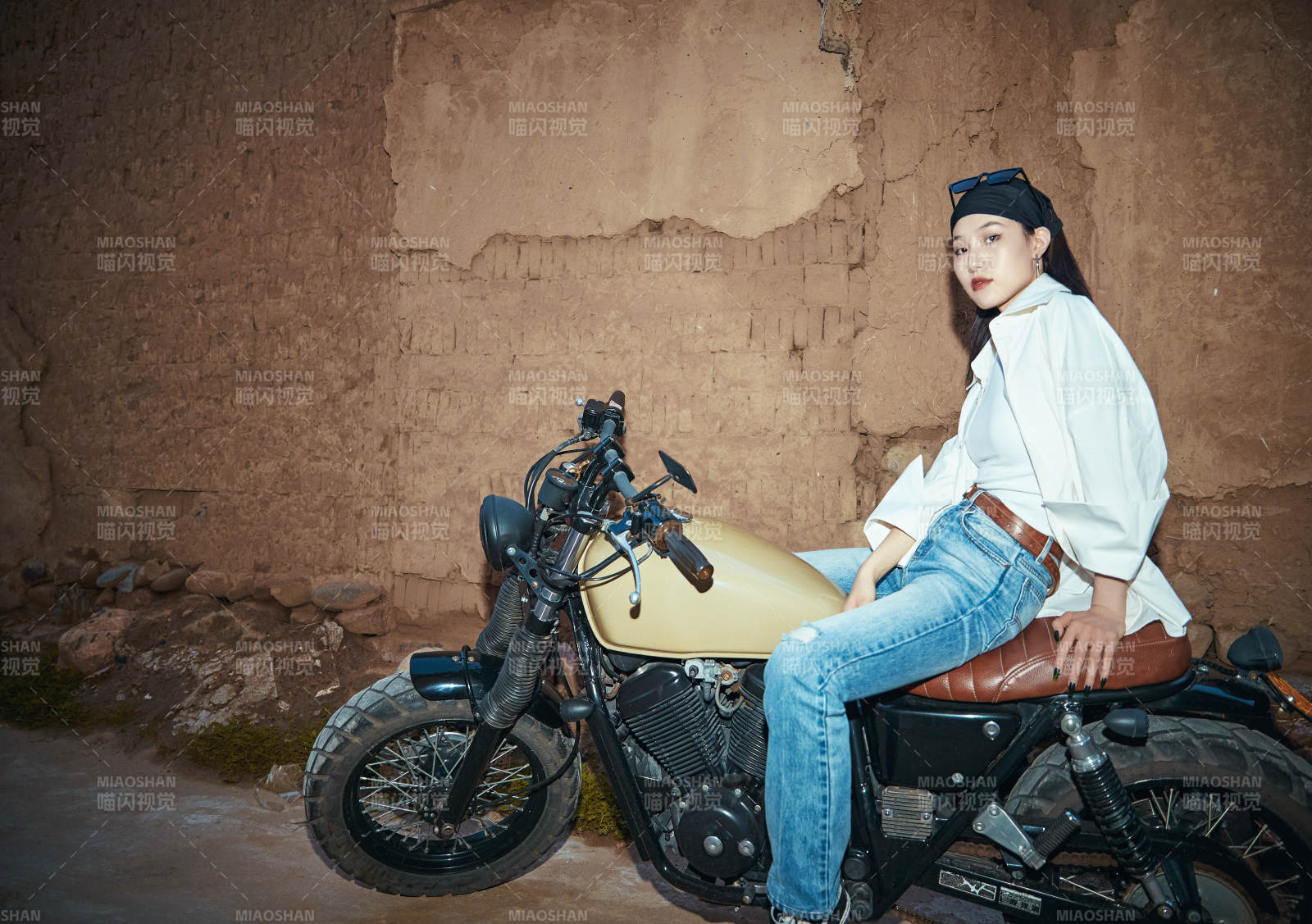 騎在復(fù)古摩托車上的時(shí)尚亞洲少女