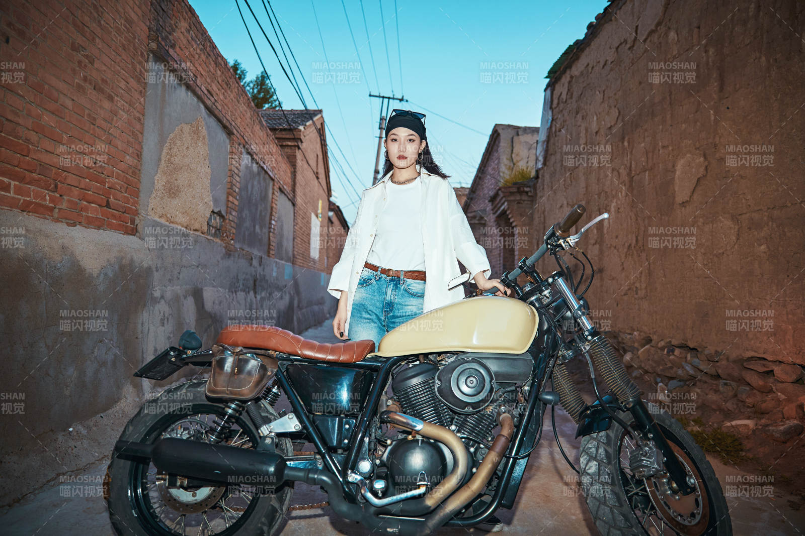 騎在復古摩托車上的時尚亞洲少女