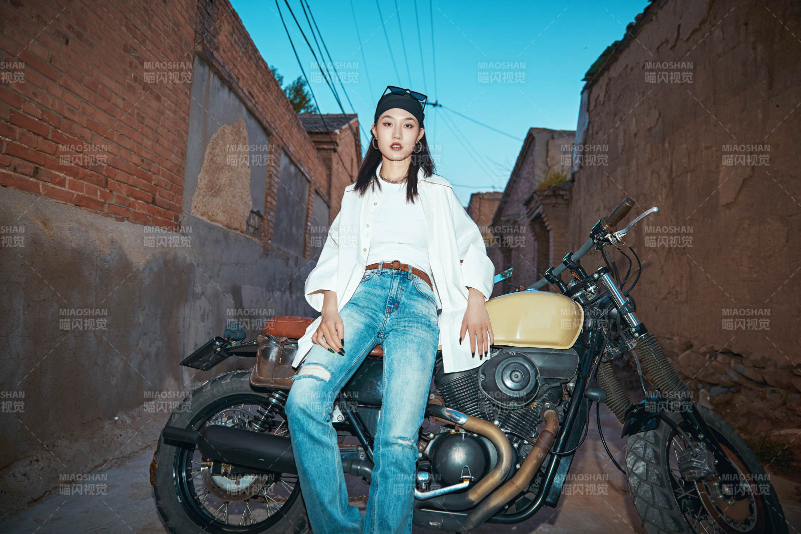 騎在復(fù)古摩托車上的時尚亞洲少女