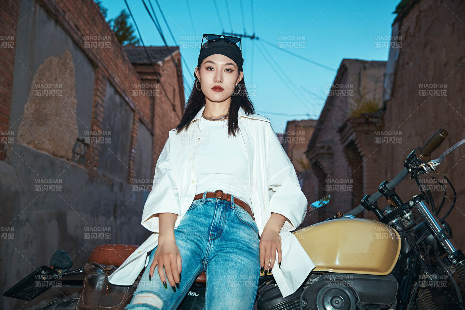 騎在復(fù)古摩托車(chē)上的時(shí)尚亞洲少女