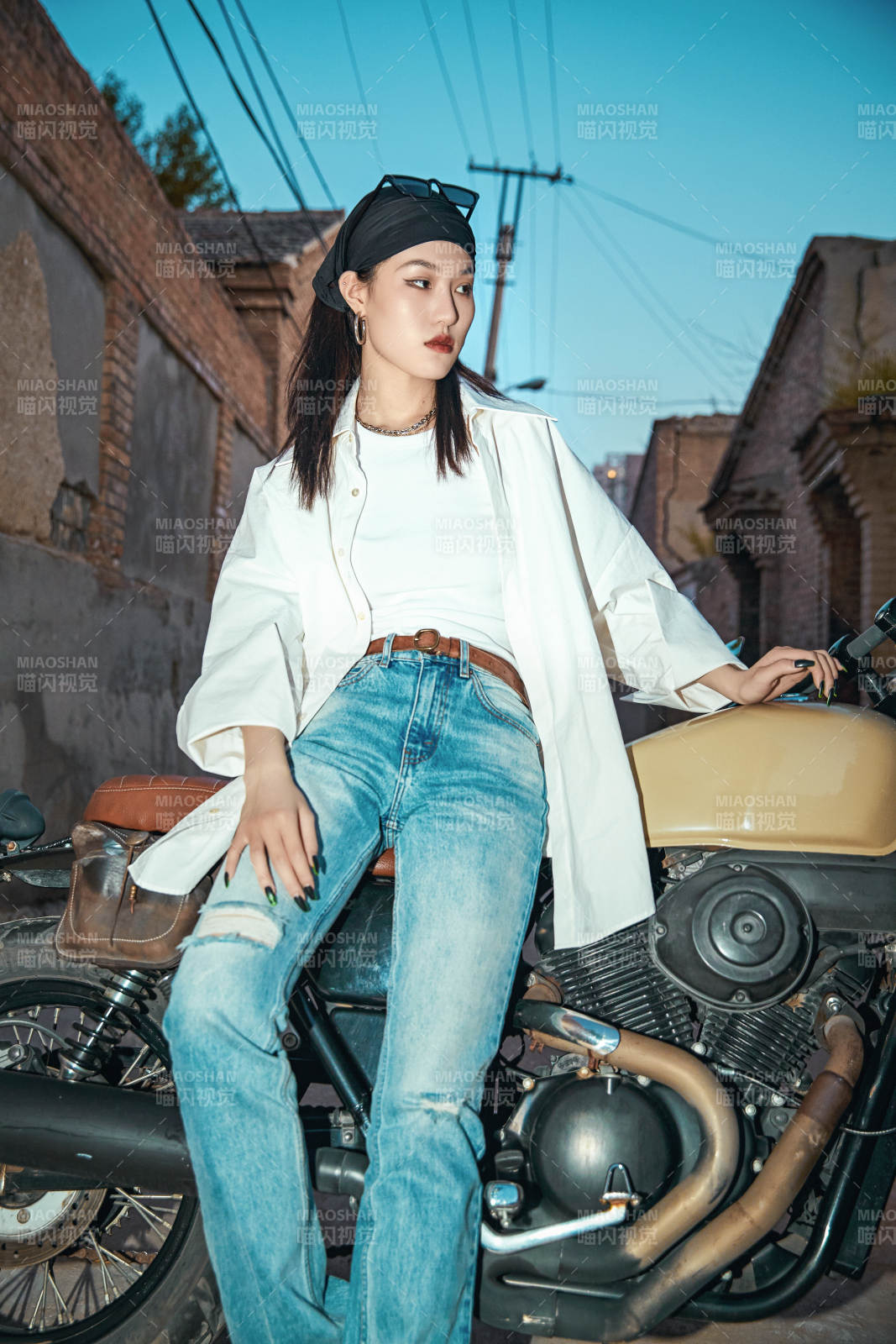 騎在復古摩托車上的時尚亞洲少女