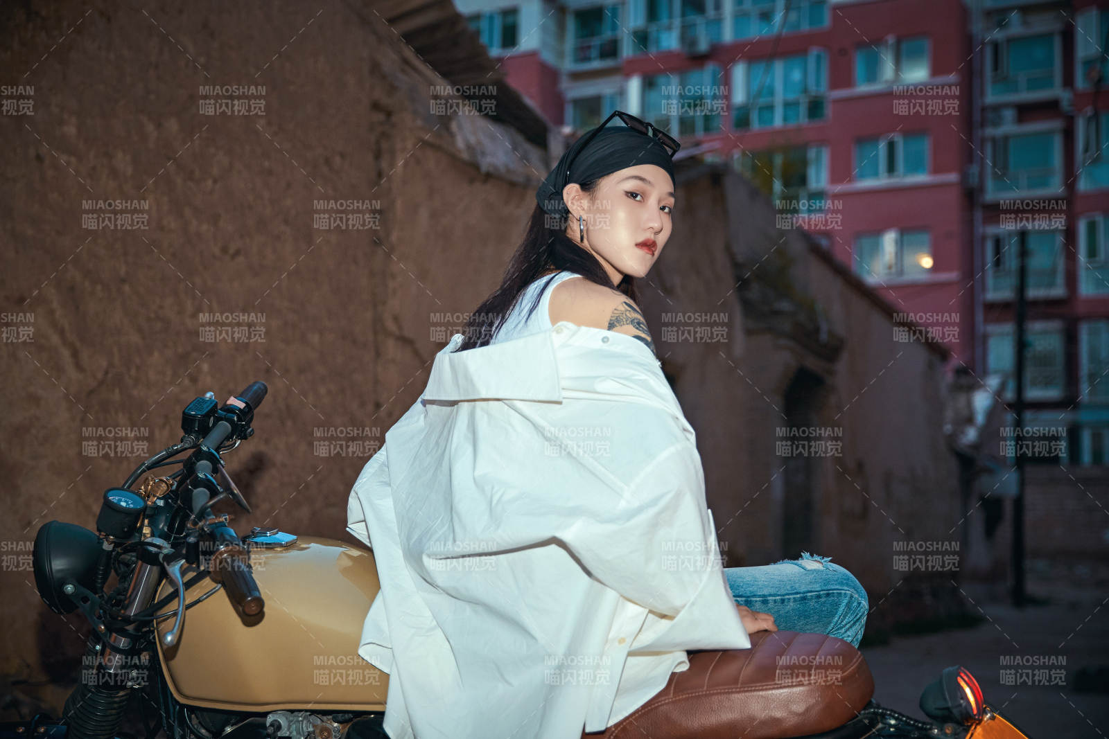 騎在復古摩托車上的時尚亞洲少女