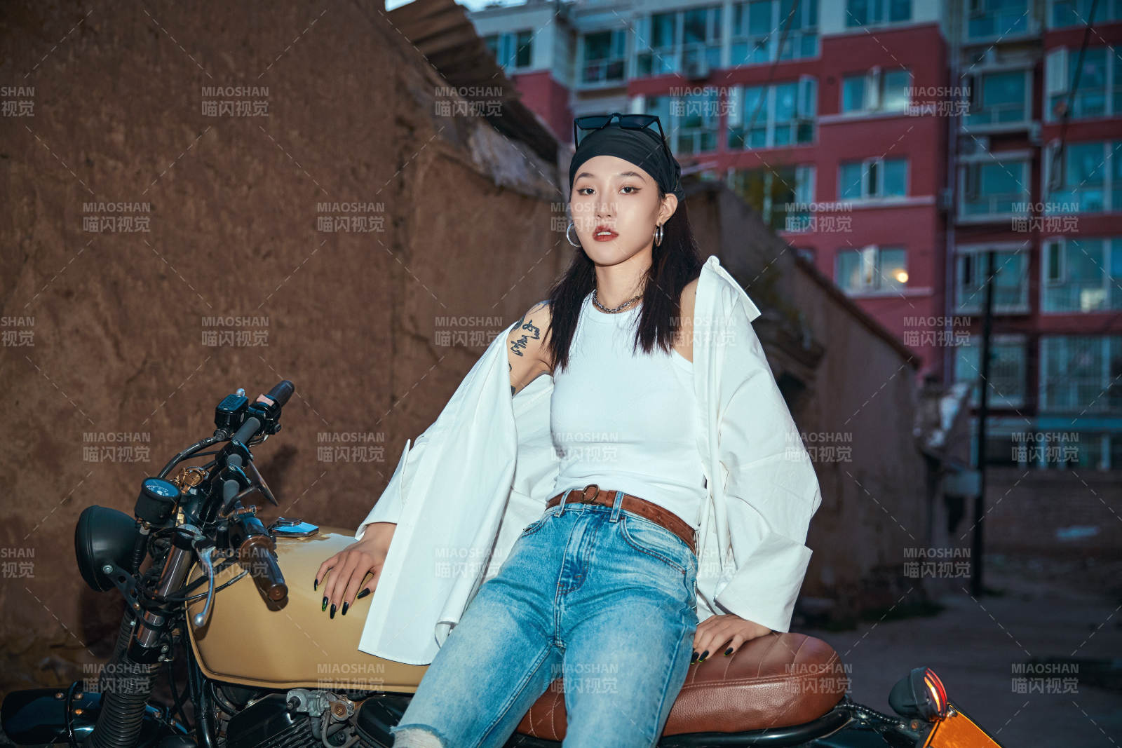 骑在复古摩托车上的时尚亚洲少女