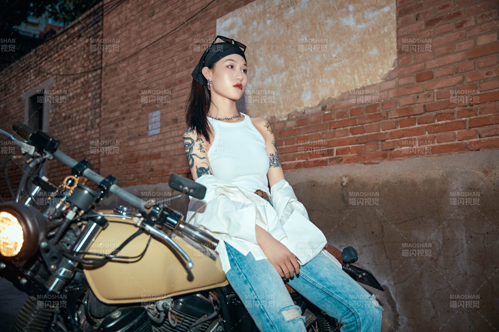 騎在復古摩托車上的時尚亞洲少女