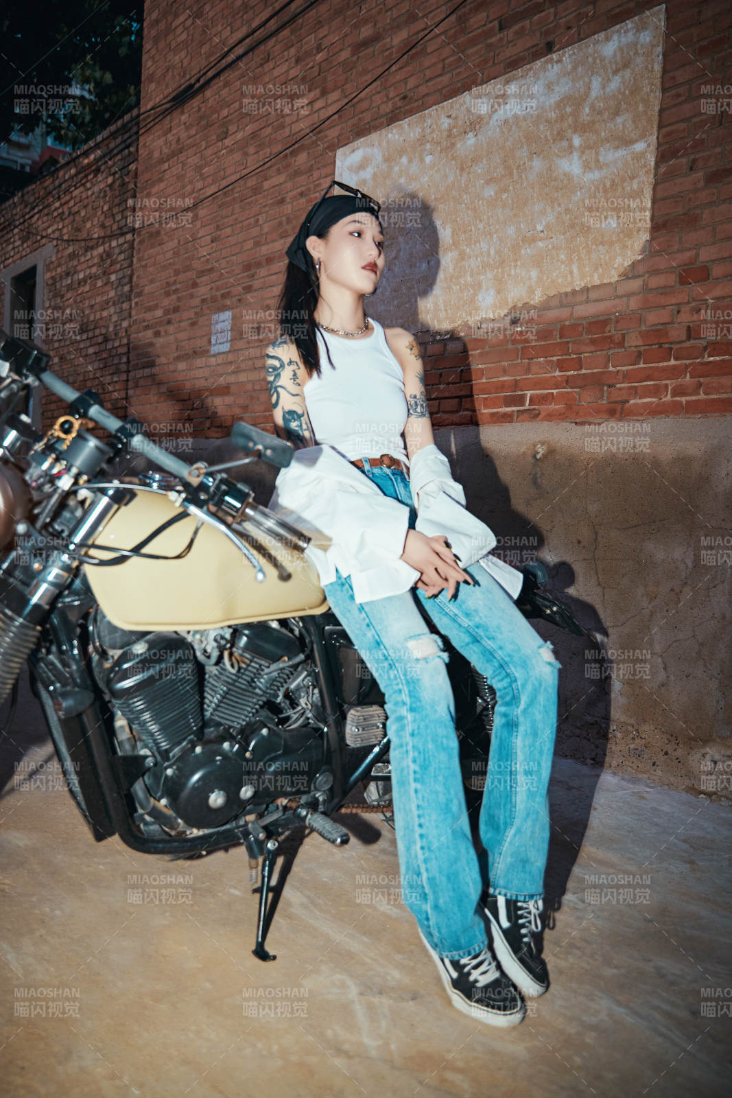 騎在復古摩托車上的時尚亞洲少女