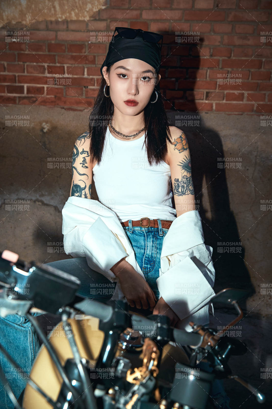 骑在复古摩托车上的时尚亚洲少女