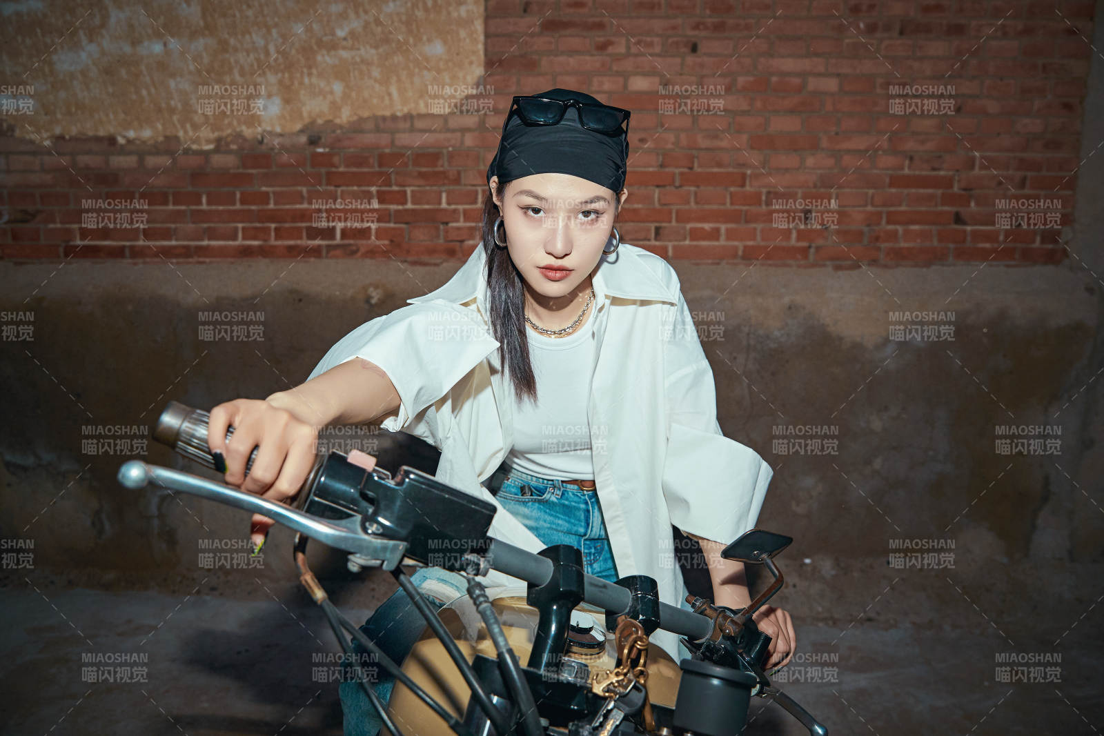 騎在復古摩托車上的時尚亞洲少女