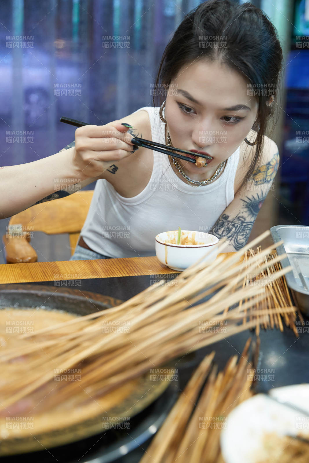 在飯館吃成都串串的亞洲少女