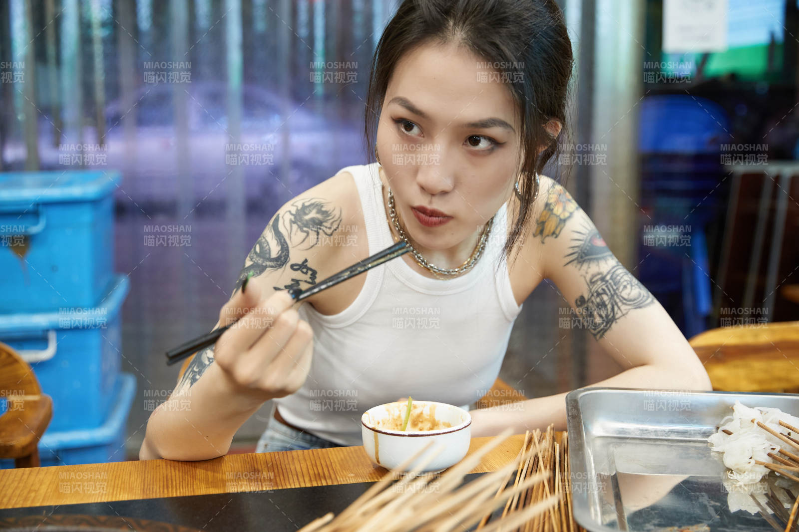 在飯館吃成都串串的亞洲少女