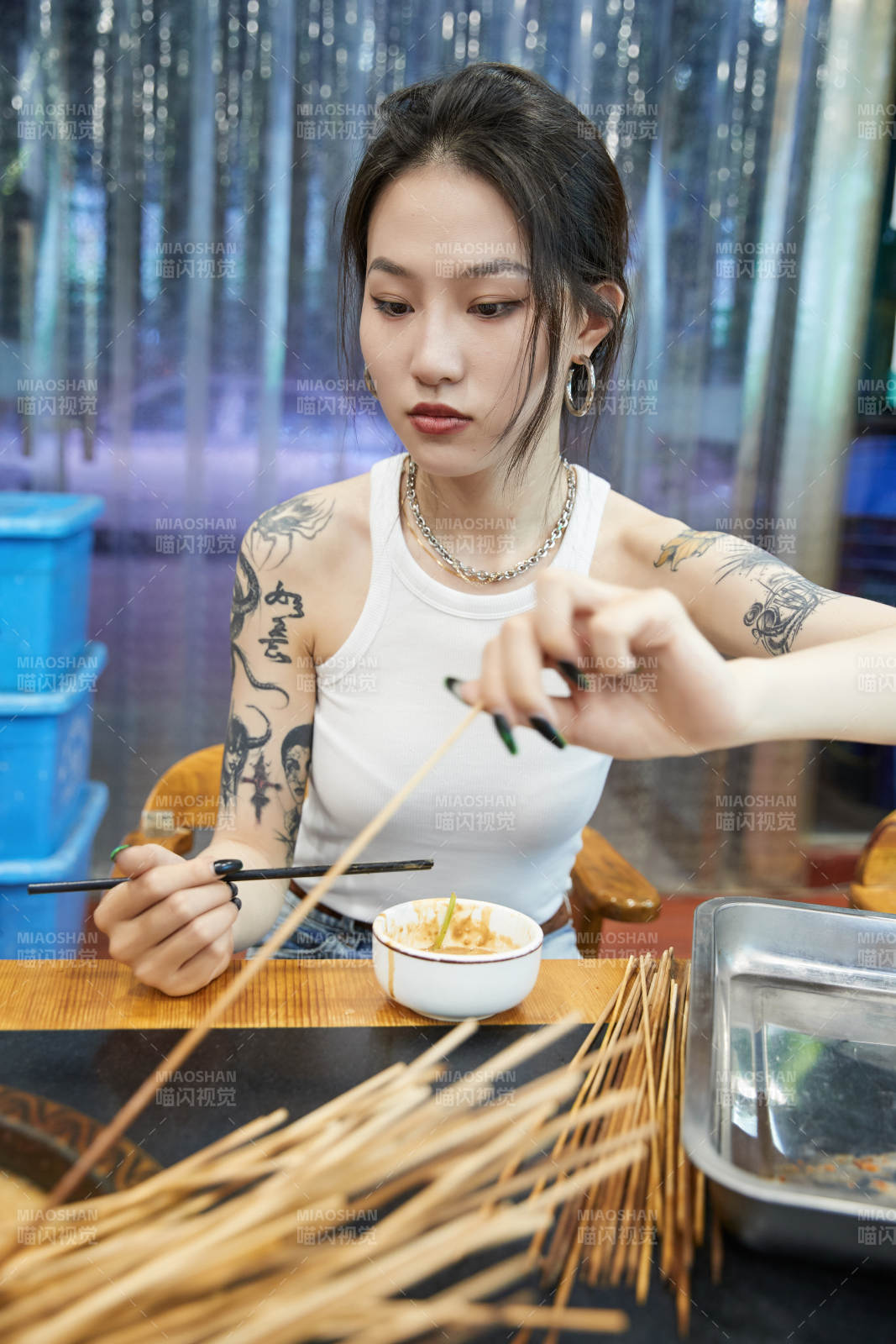 在飯館吃成都串串的亞洲少女