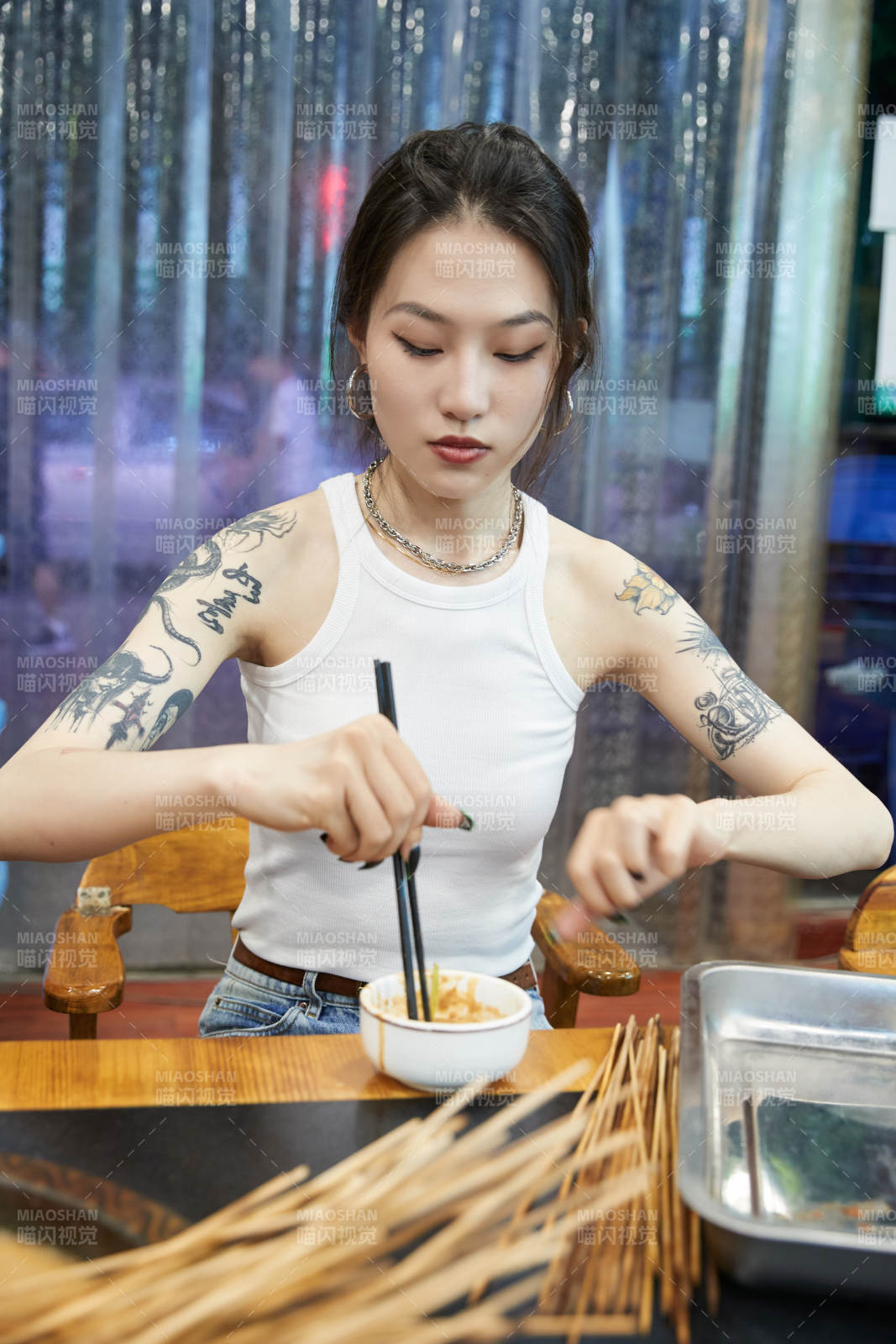 在飯館吃成都串串的亞洲少女