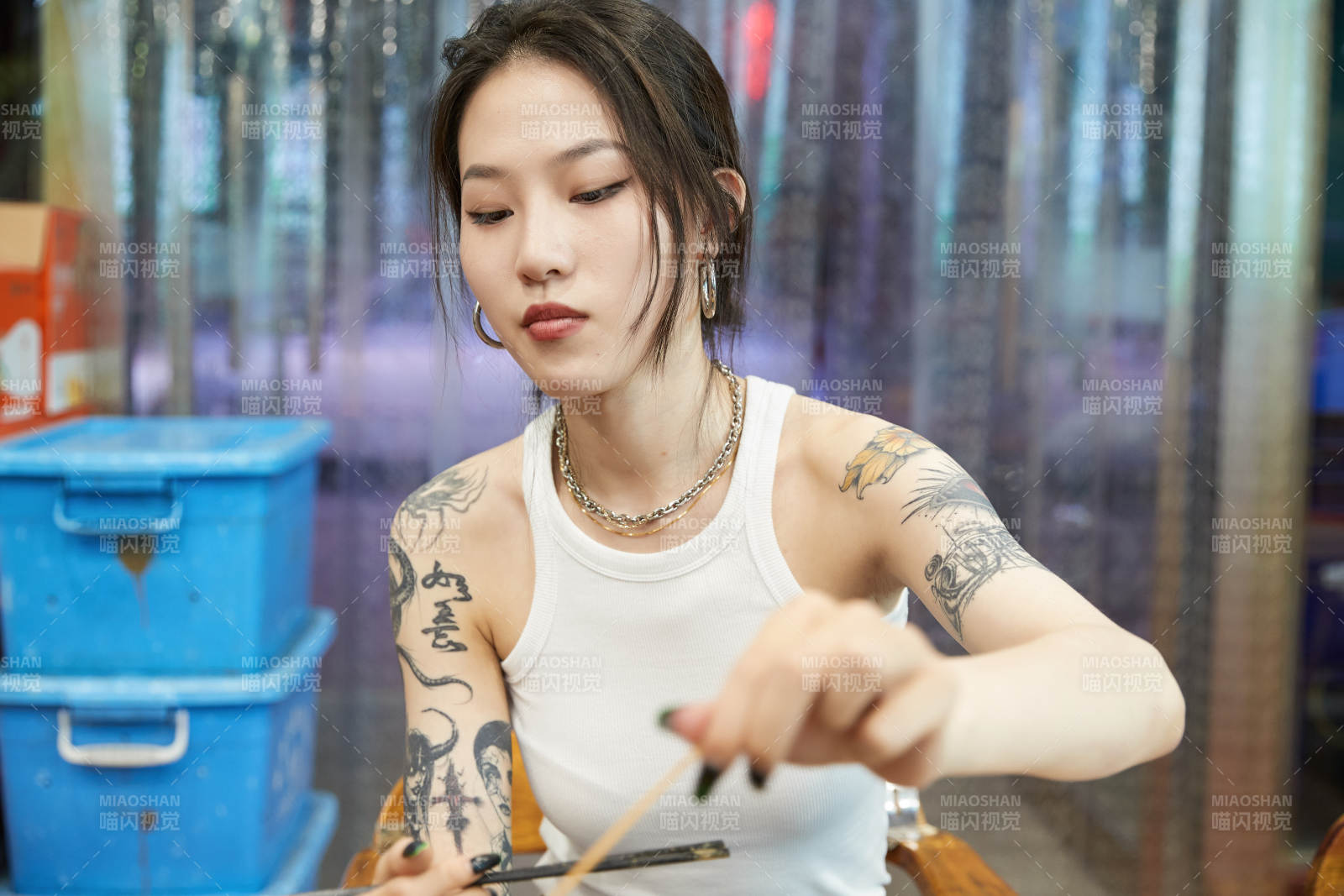 在飯館吃成都串串的亞洲少女