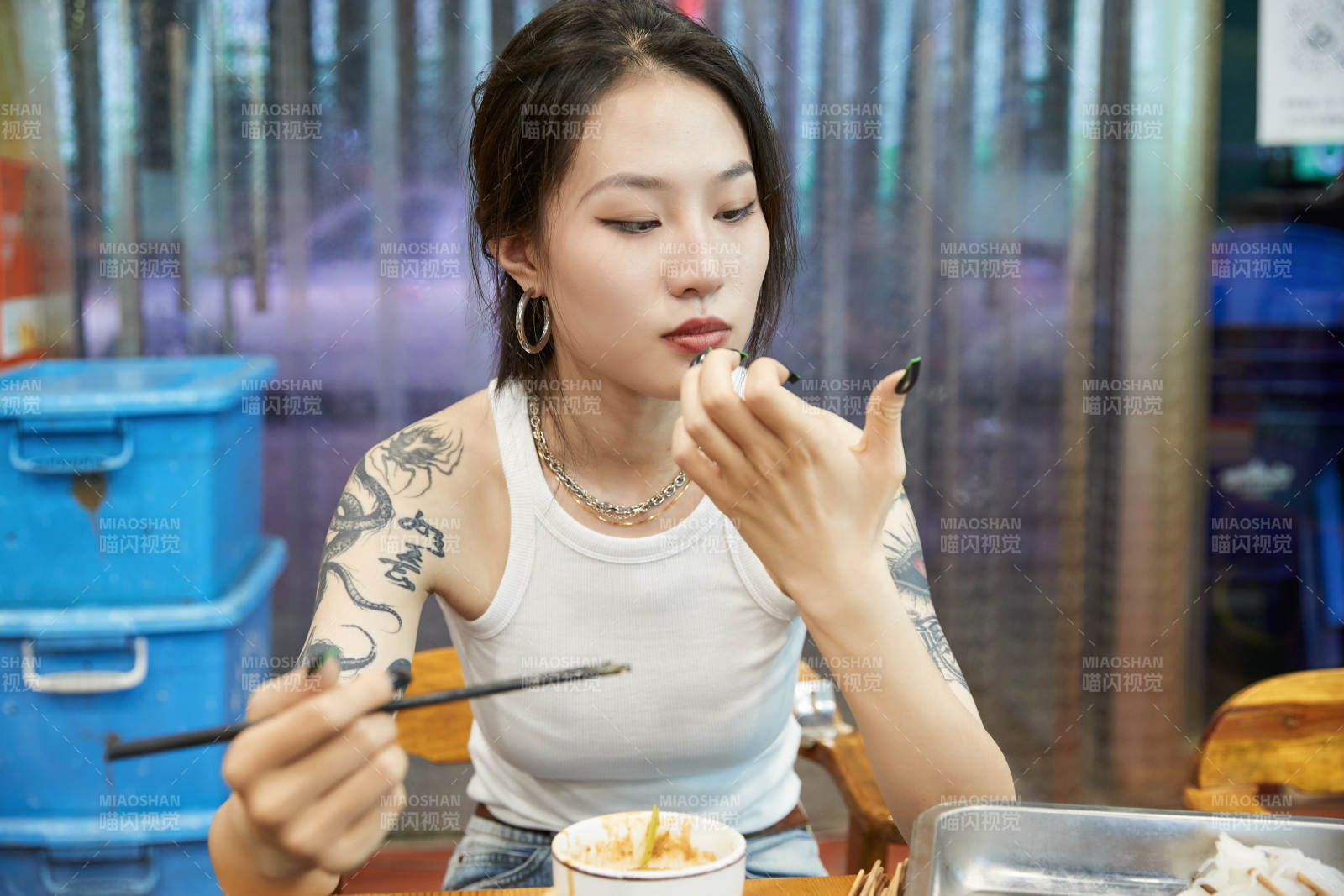 在飯館吃成都串串的亞洲少女