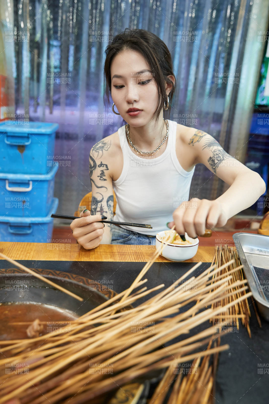 在飯館吃成都串串的亞洲少女