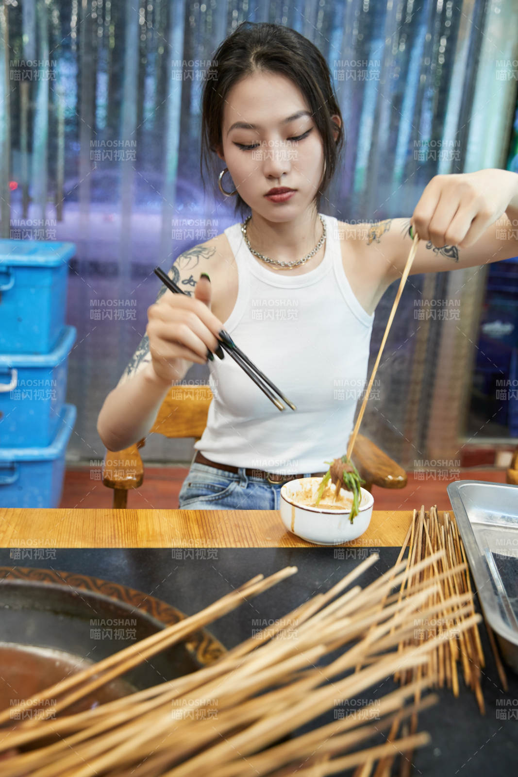 在饭馆吃成都串串的亚洲少女