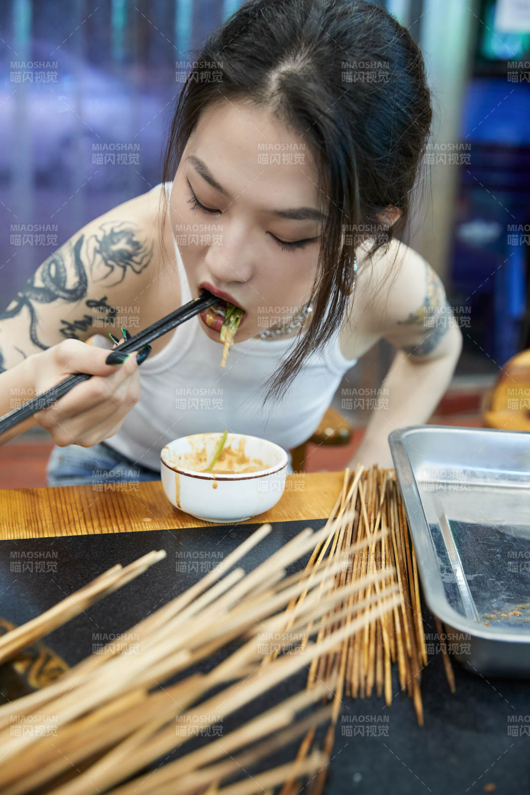 在飯館吃成都串串的亞洲少女