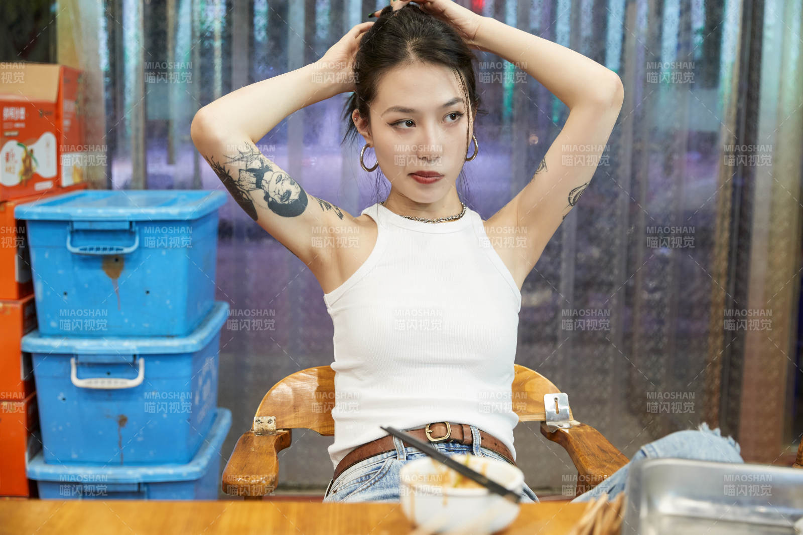 在飯館吃成都串串的亞洲少女