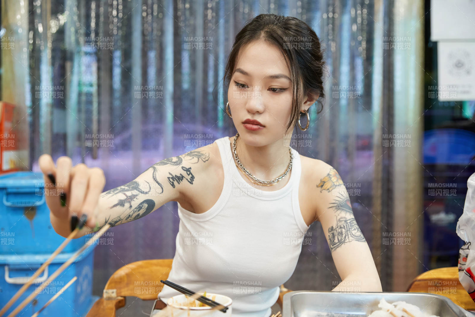 在飯館吃成都串串的亞洲少女