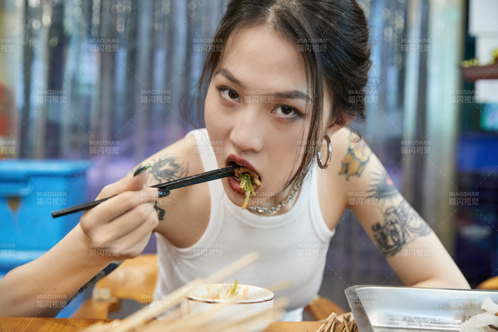 在飯館吃成都串串的亞洲少女
