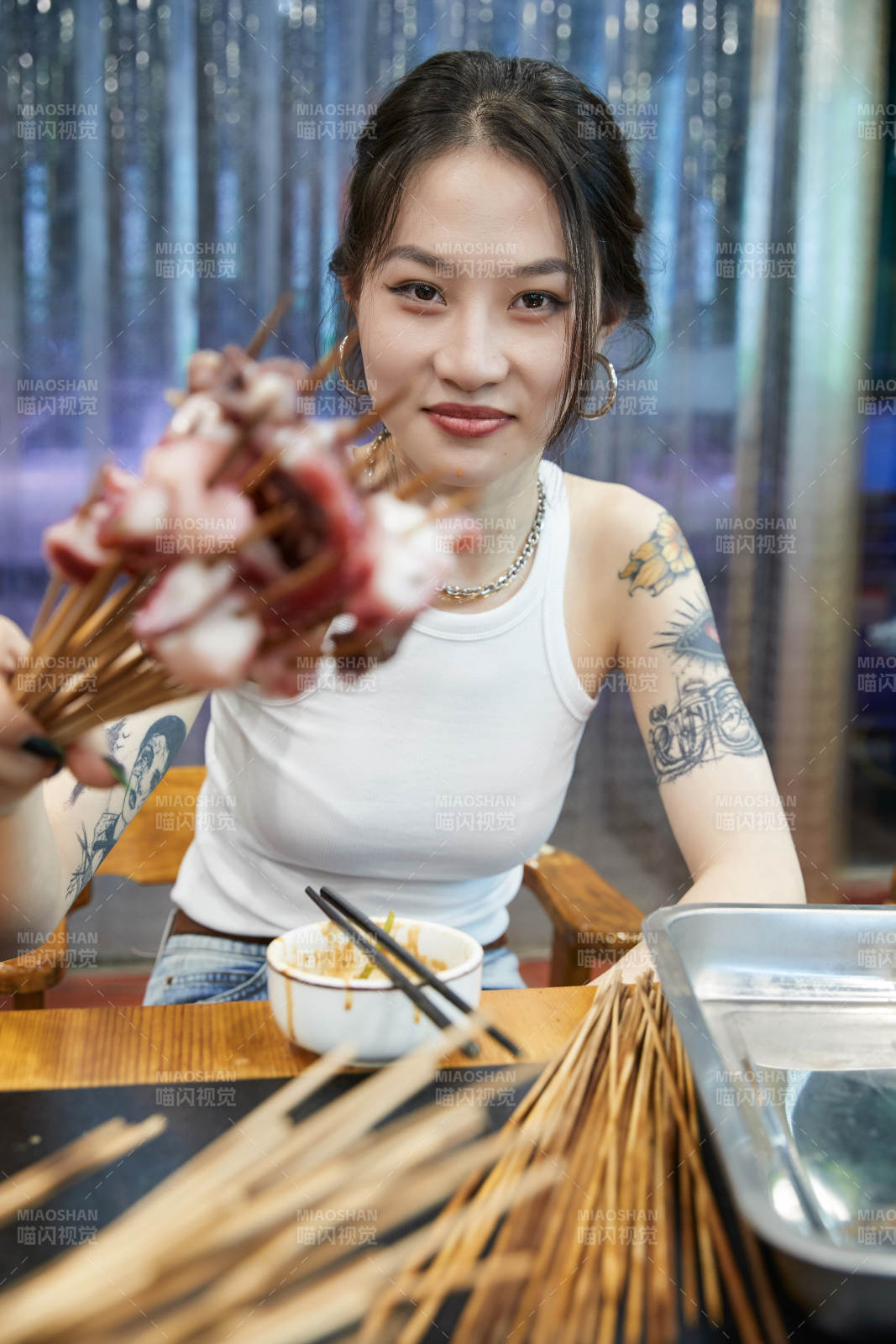 在飯館吃成都串串的亞洲少女