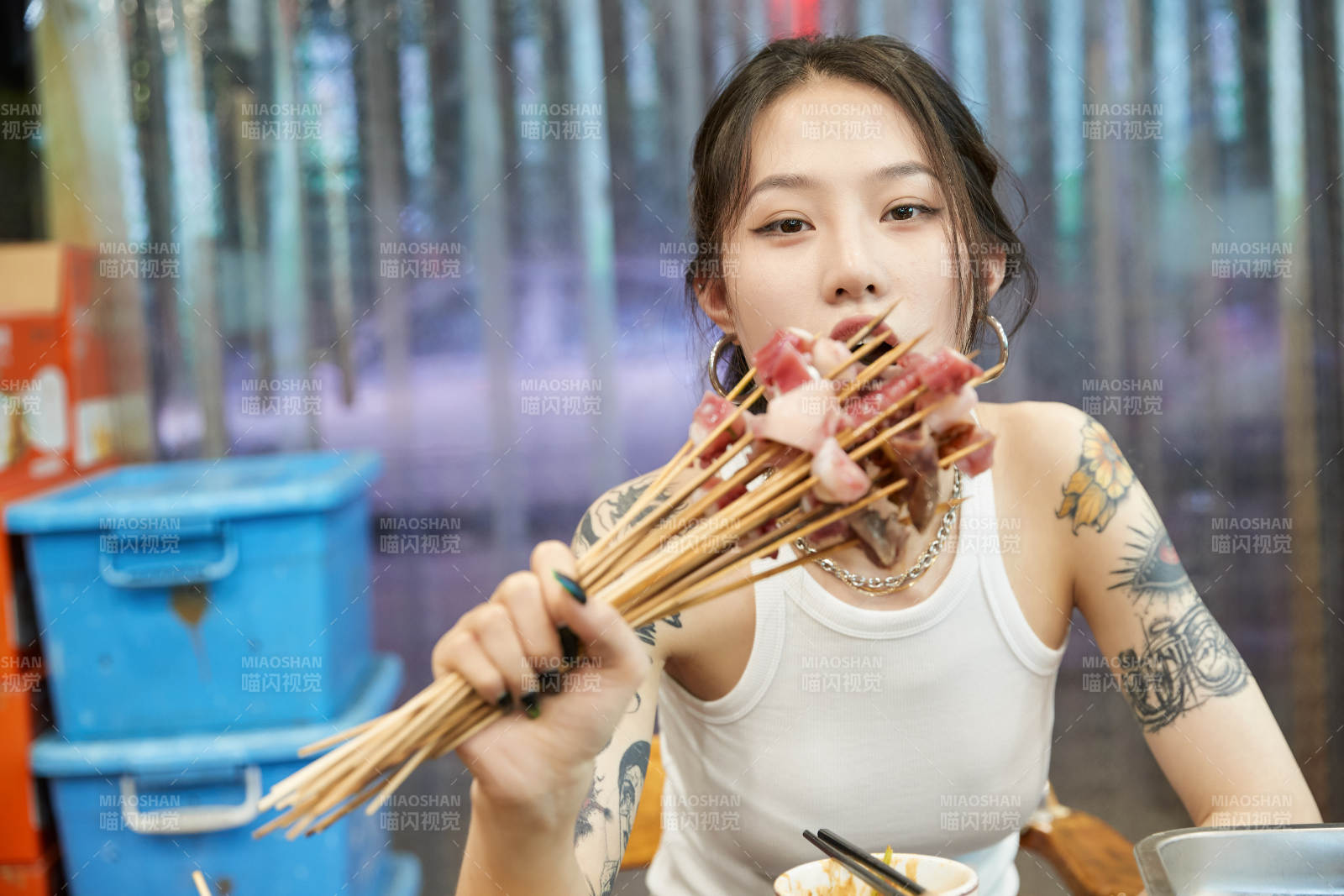 在飯館吃成都串串的亞洲少女