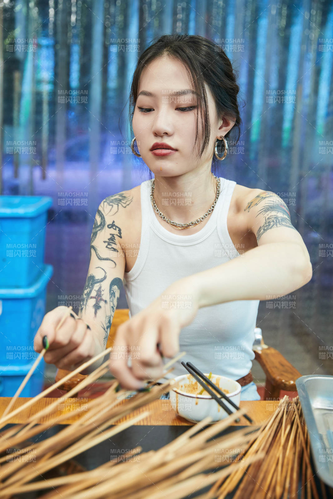 在飯館吃成都串串的亞洲少女