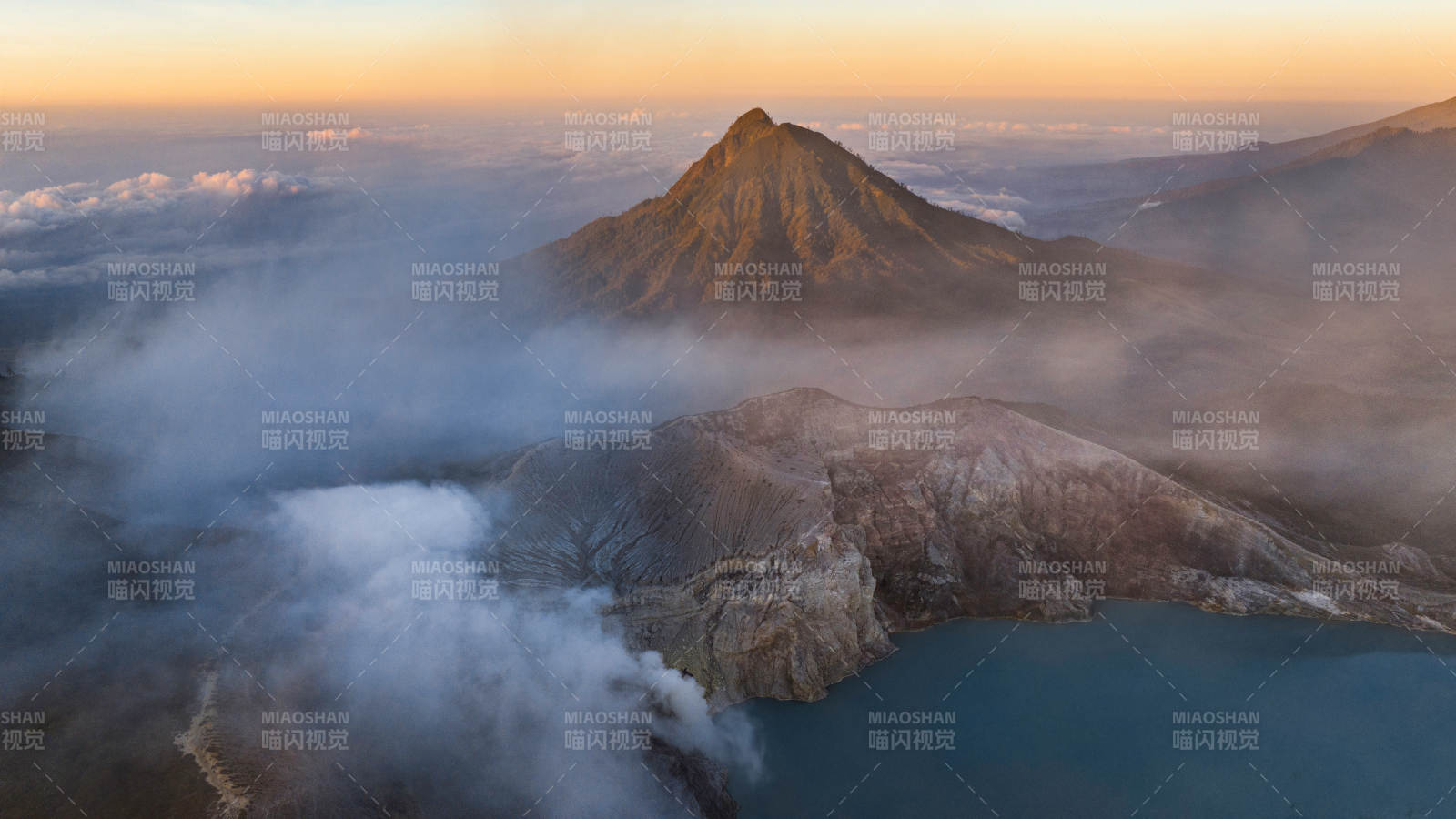 伊真火山云海中的火山湖