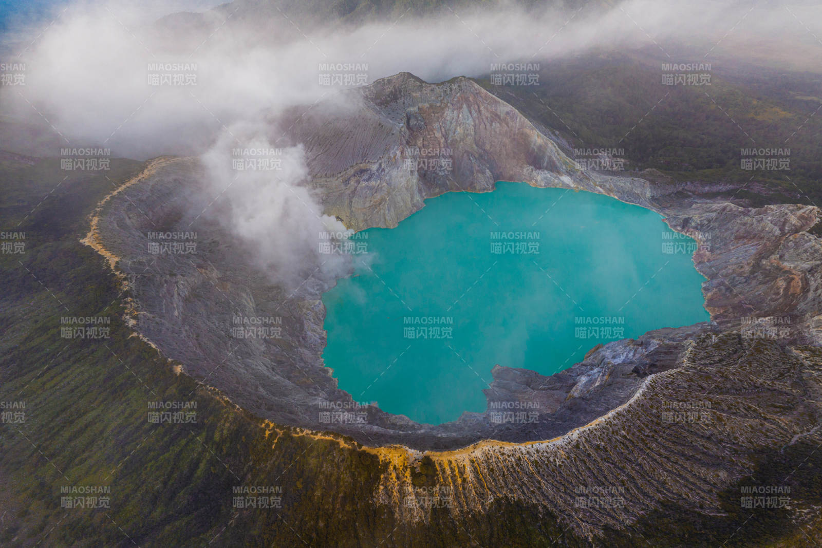 伊真火山口湖美景