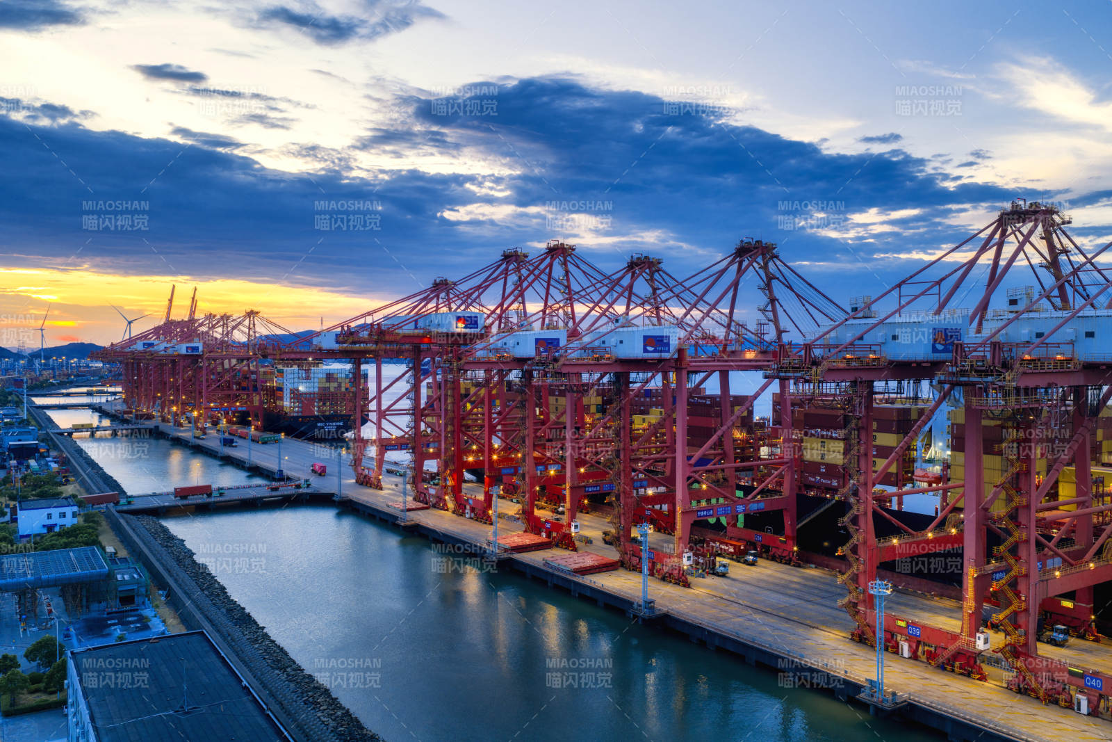 港口黄昏作业图