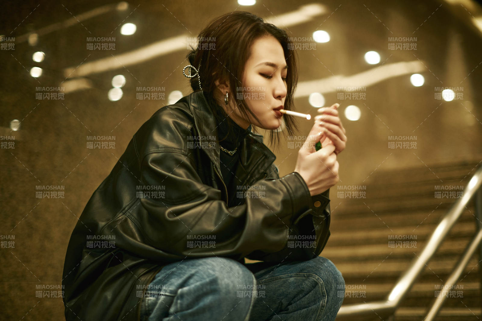 夜晚地下通道内停留的美丽少女