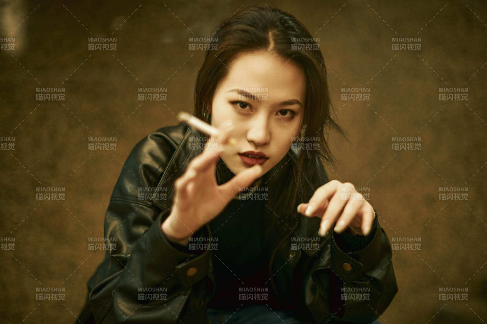 夜晚地下通道內(nèi)停留的美麗少女