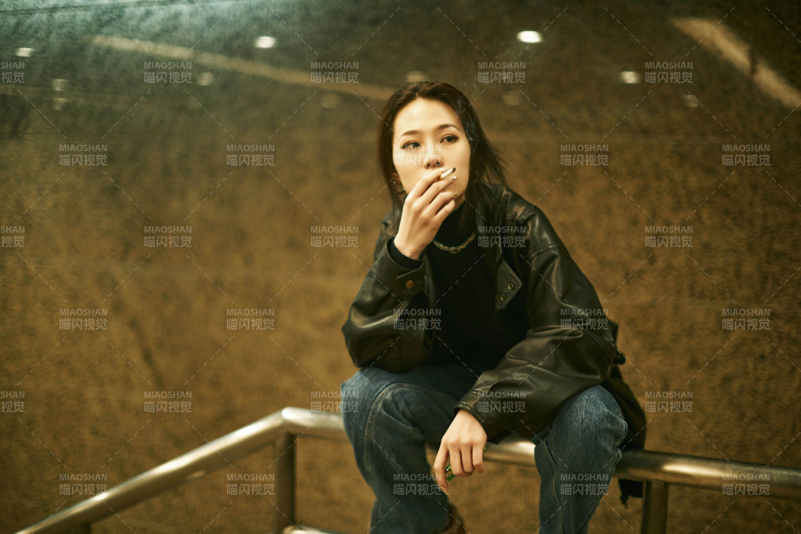 夜晚地下通道內停留的美麗少女