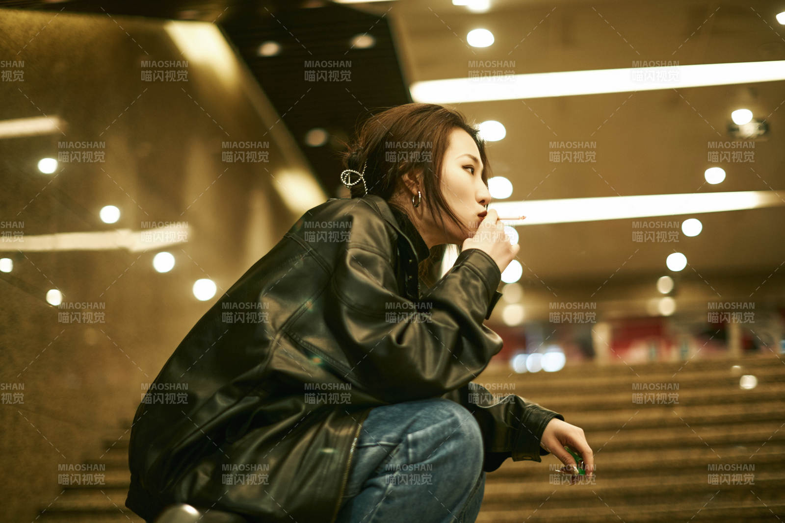 夜晚地下通道內停留的美麗少女