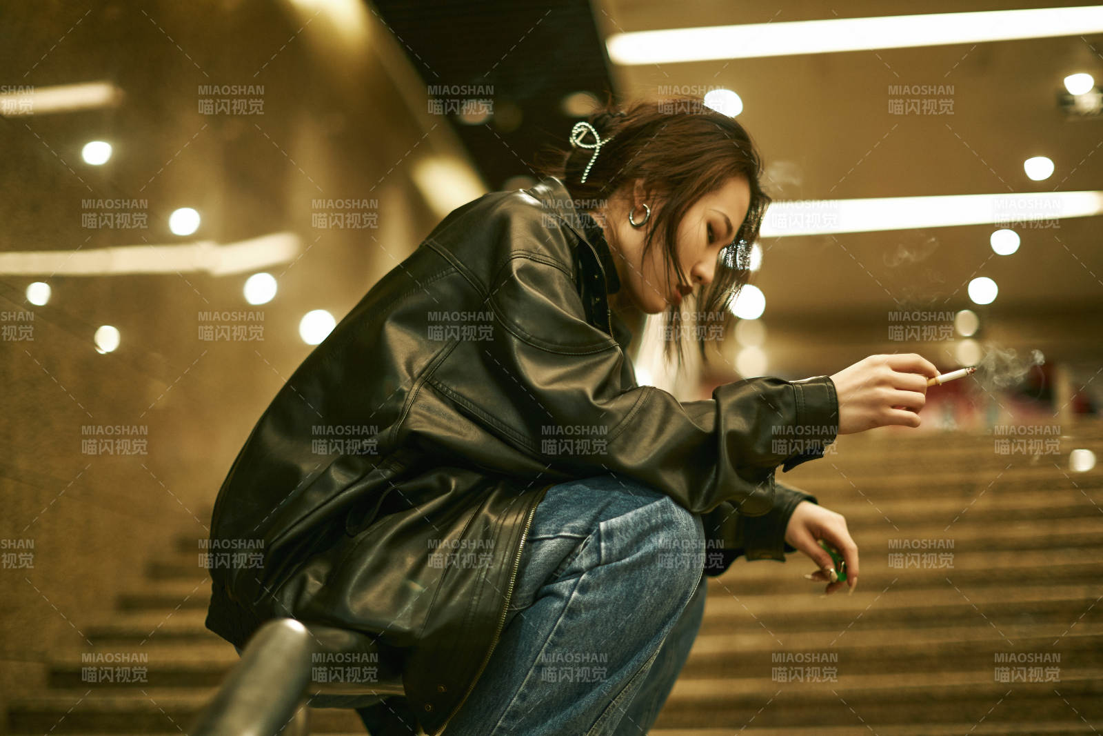 夜晚地下通道内停留的美丽少女