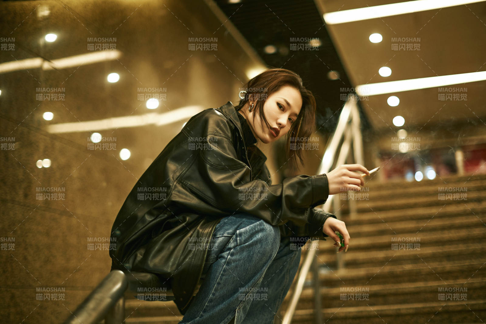 夜晚地下通道內(nèi)停留的美麗少女