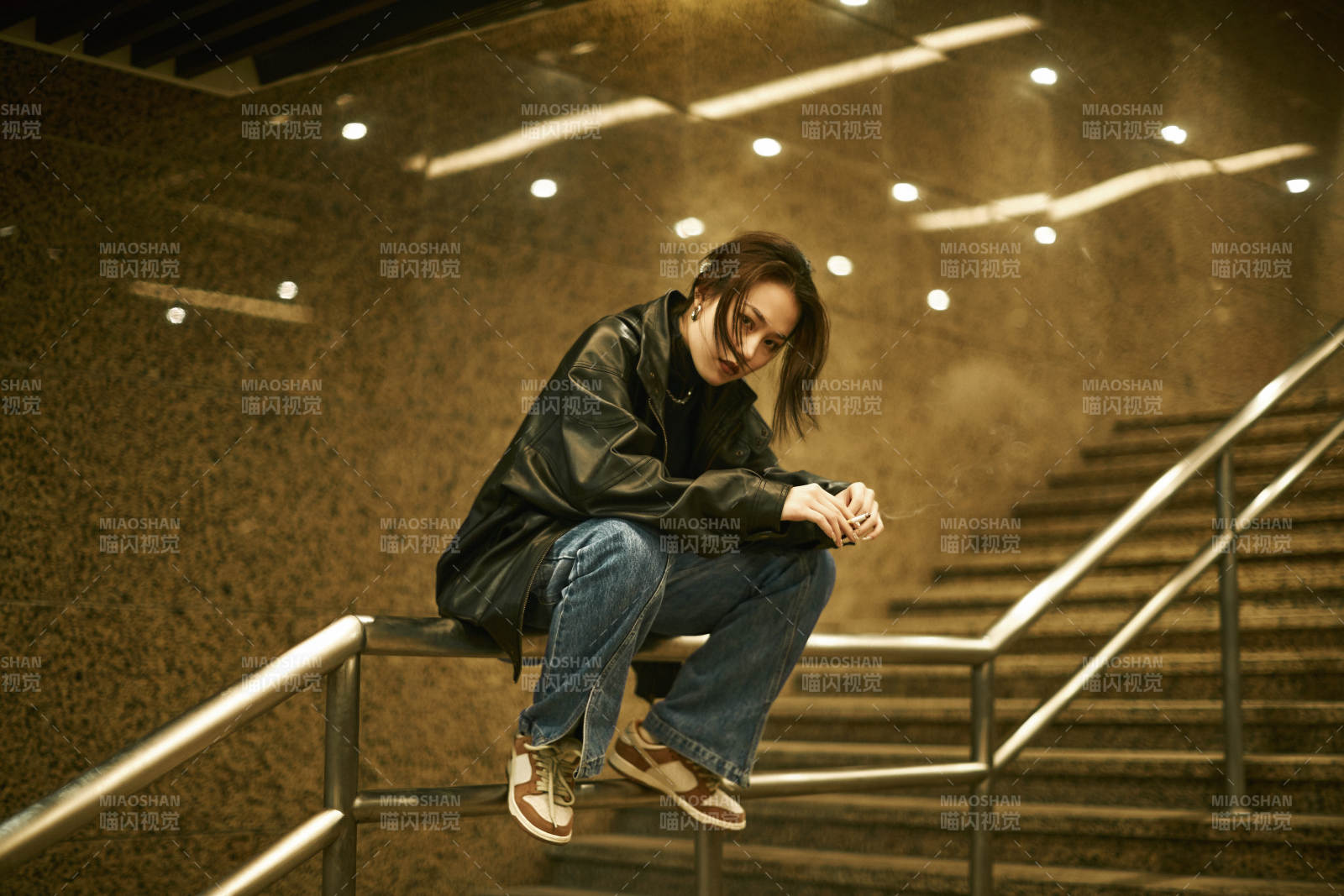 夜晚地下通道內停留的美麗少女