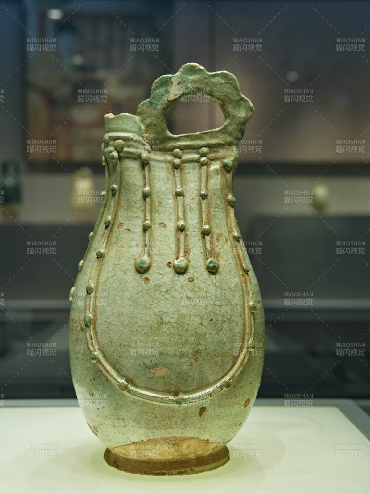 金中都水关遗址内绿釉贴塑鸡冠壶