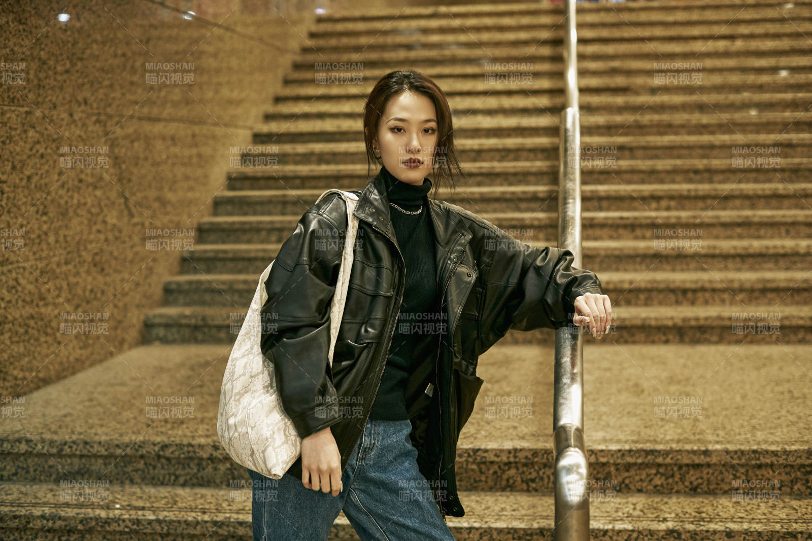 夜晚地下通道內停留的美麗少女