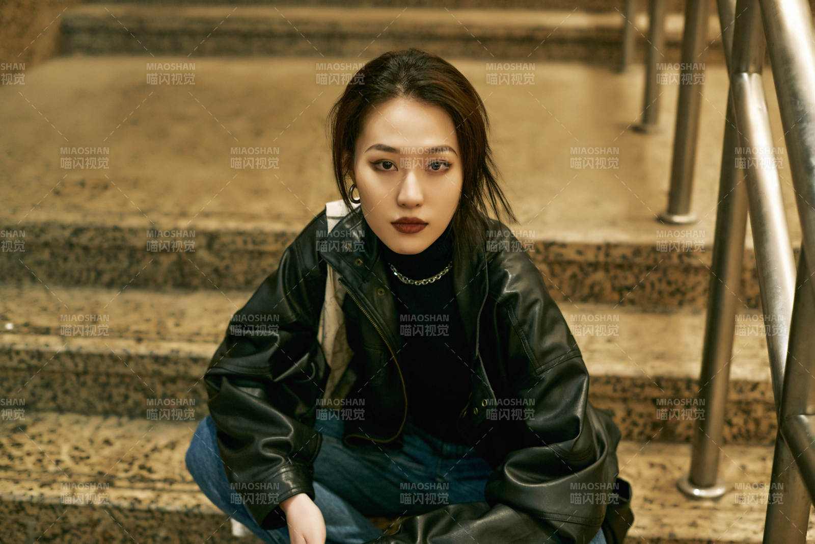 夜晚地下通道內(nèi)停留的美麗少女