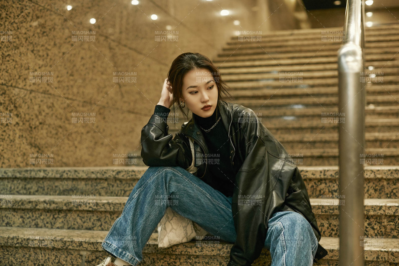 夜晚地下通道內停留的美麗少女