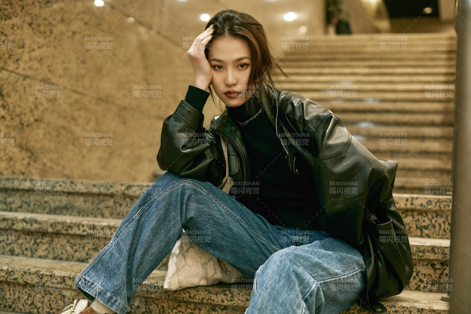 夜晚地下通道內停留的美麗少女